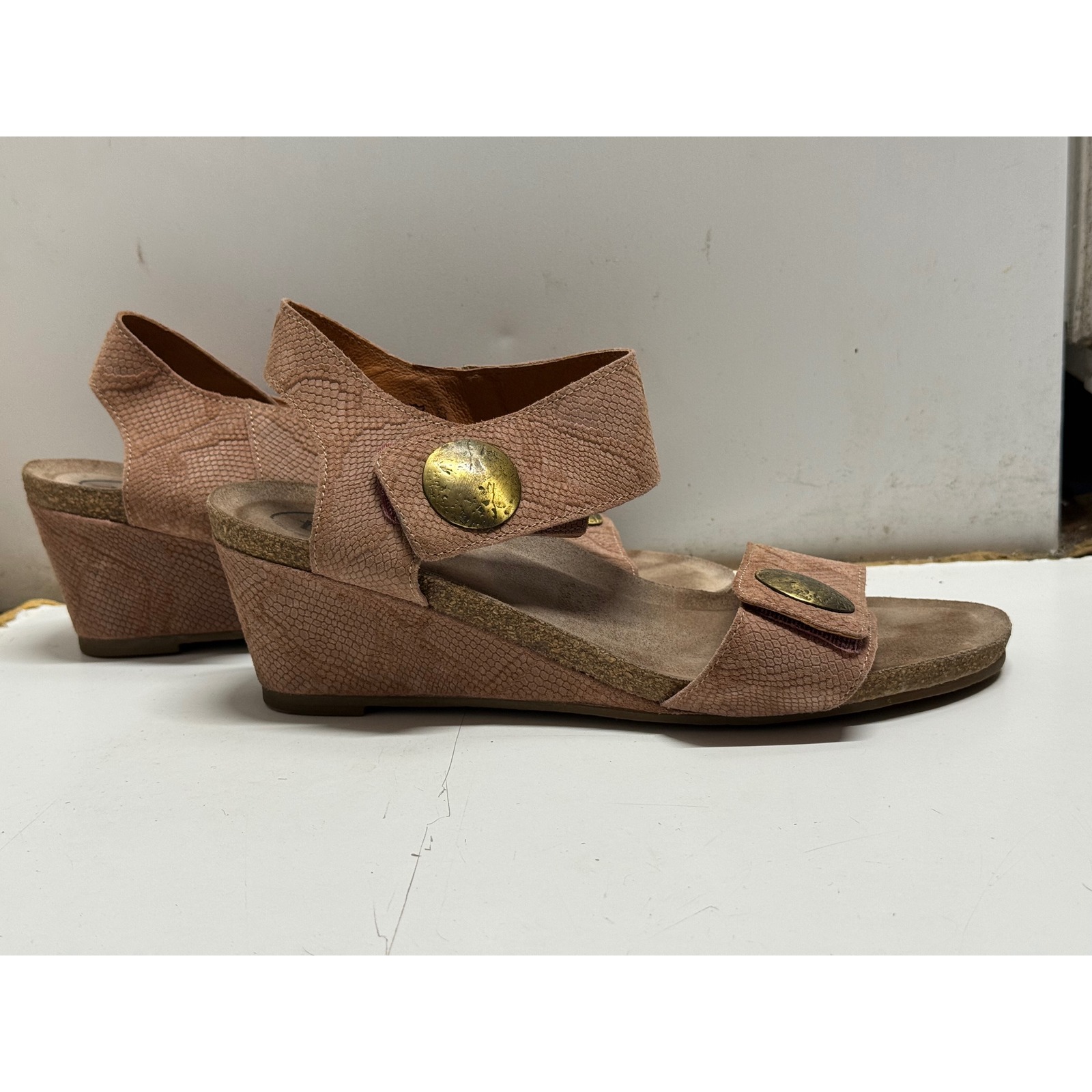 Taos Carousel 2 Women's Wedge Sandals Eu 41 Us 10.5 Pink Snake Print Brass